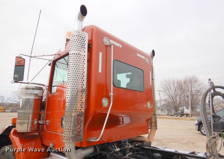 image for item DN2635 2013 Kenworth T800  semi truck