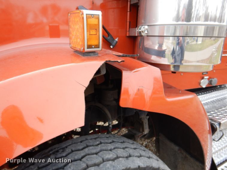 image for item DN2635 2013 Kenworth T800  semi truck