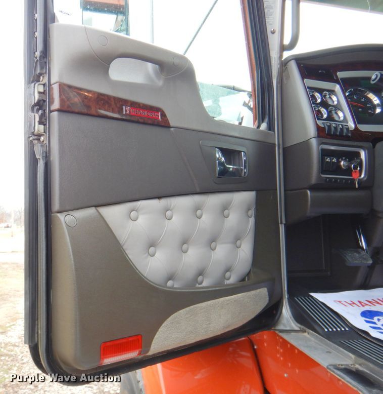 image for item DN2635 2013 Kenworth T800  semi truck