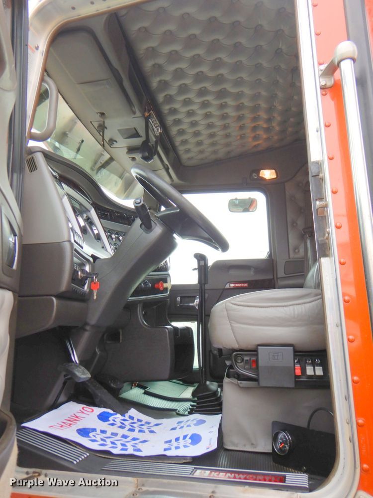 image for item DN2635 2013 Kenworth T800  semi truck