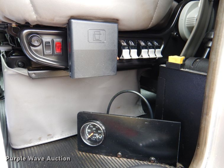 image for item DN2635 2013 Kenworth T800  semi truck