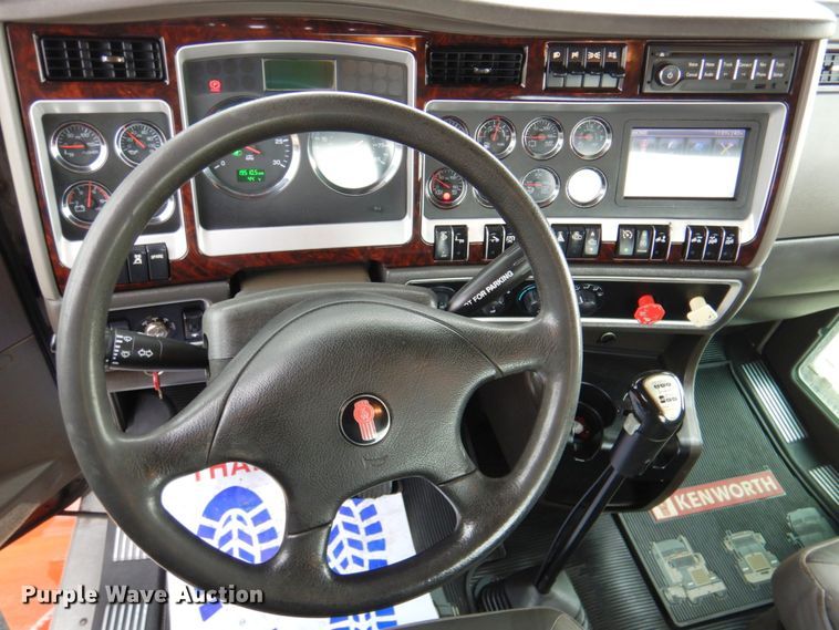 image for item DN2635 2013 Kenworth T800  semi truck