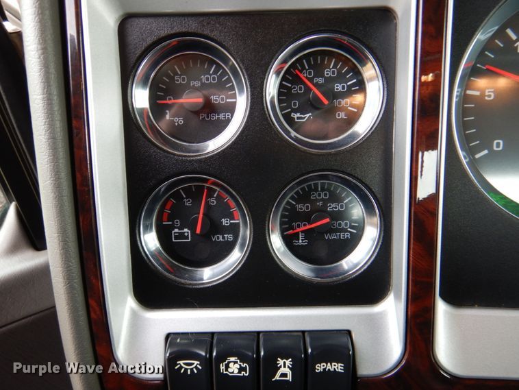 image for item DN2635 2013 Kenworth T800  semi truck