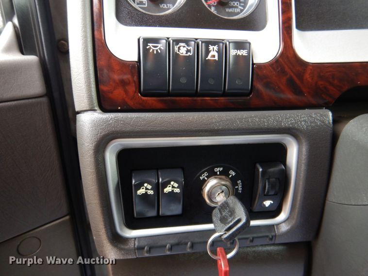 image for item DN2635 2013 Kenworth T800  semi truck