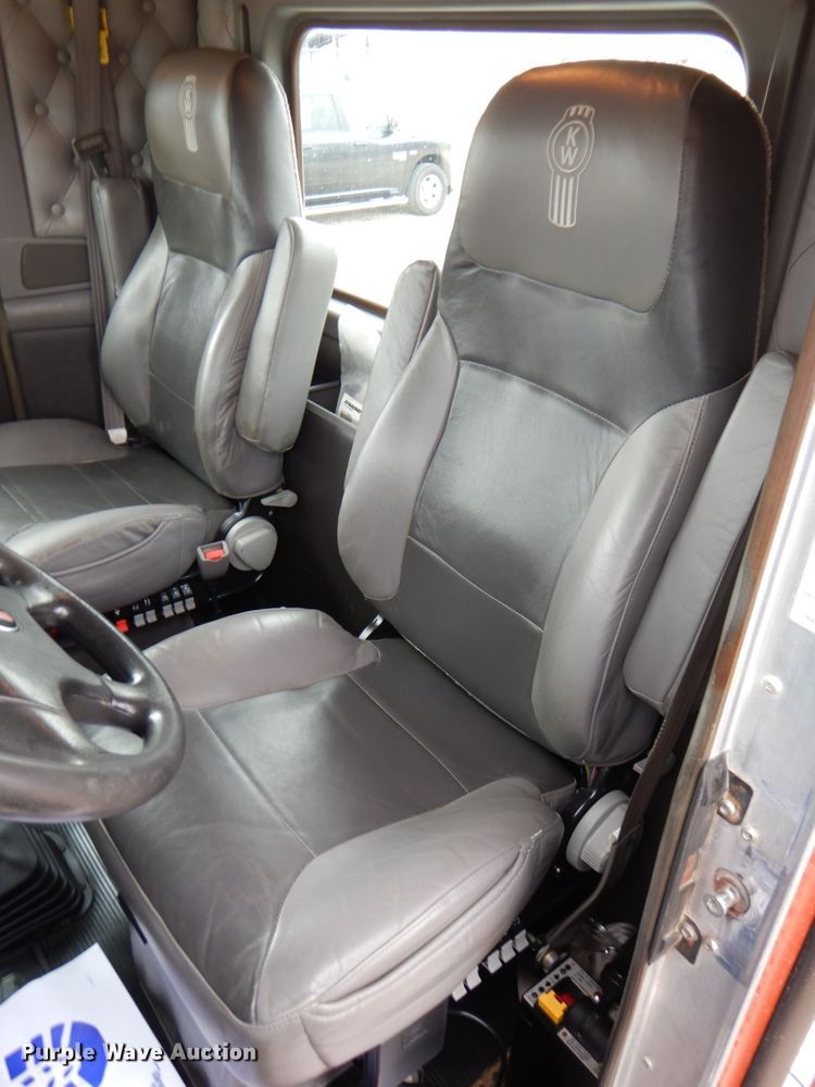 image for item DN2635 2013 Kenworth T800  semi truck