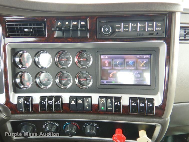 image for item DN2635 2013 Kenworth T800  semi truck