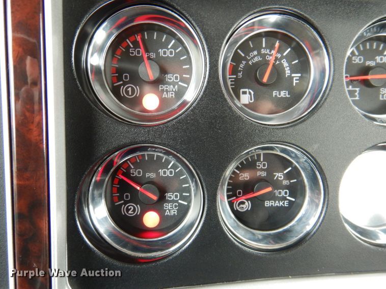 image for item DN2635 2013 Kenworth T800  semi truck