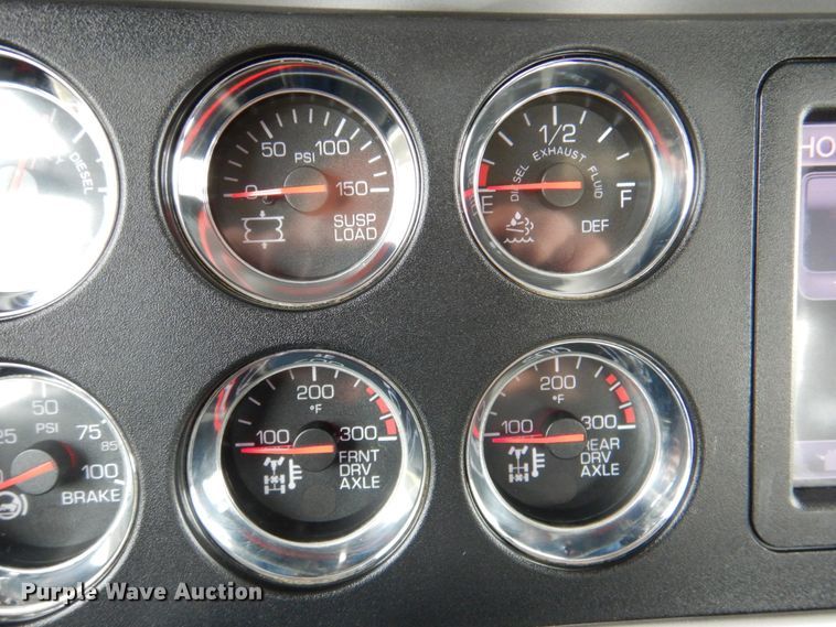 image for item DN2635 2013 Kenworth T800  semi truck