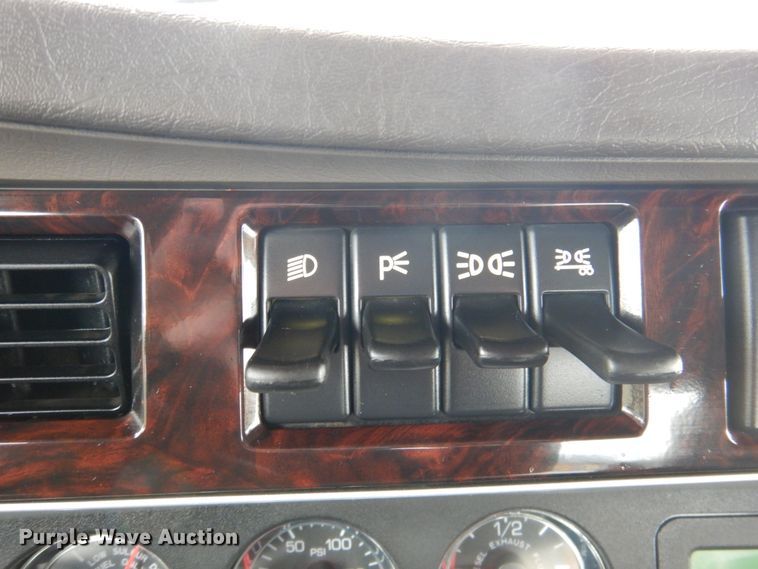 image for item DN2635 2013 Kenworth T800  semi truck