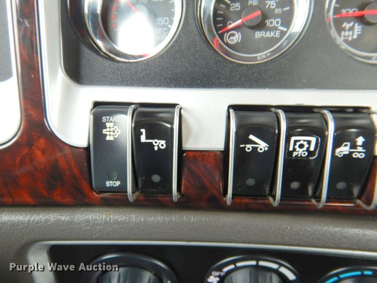 image for item DN2635 2013 Kenworth T800  semi truck