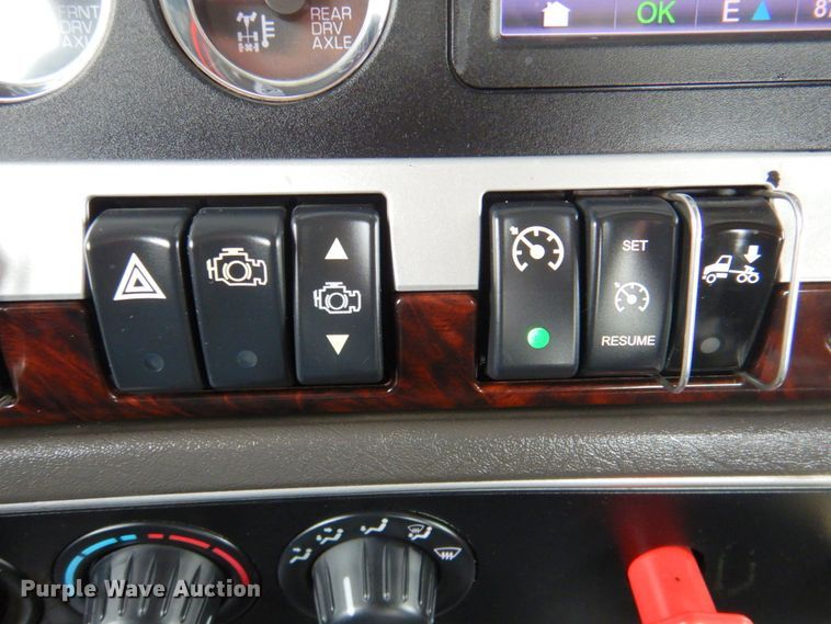 image for item DN2635 2013 Kenworth T800  semi truck