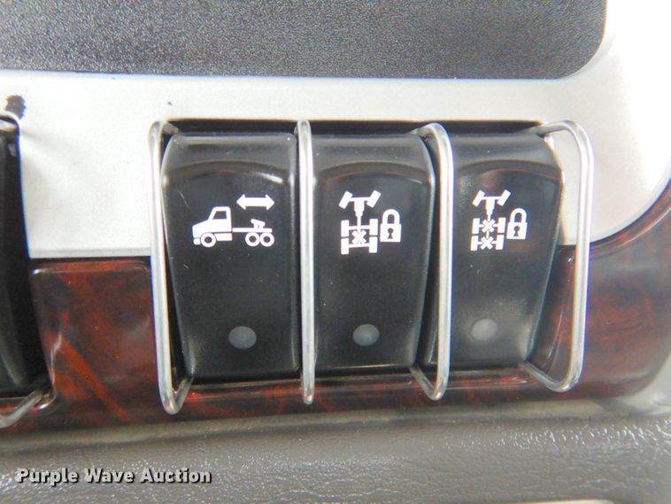 image for item DN2635 2013 Kenworth T800  semi truck