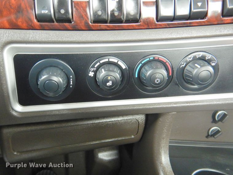 image for item DN2635 2013 Kenworth T800  semi truck