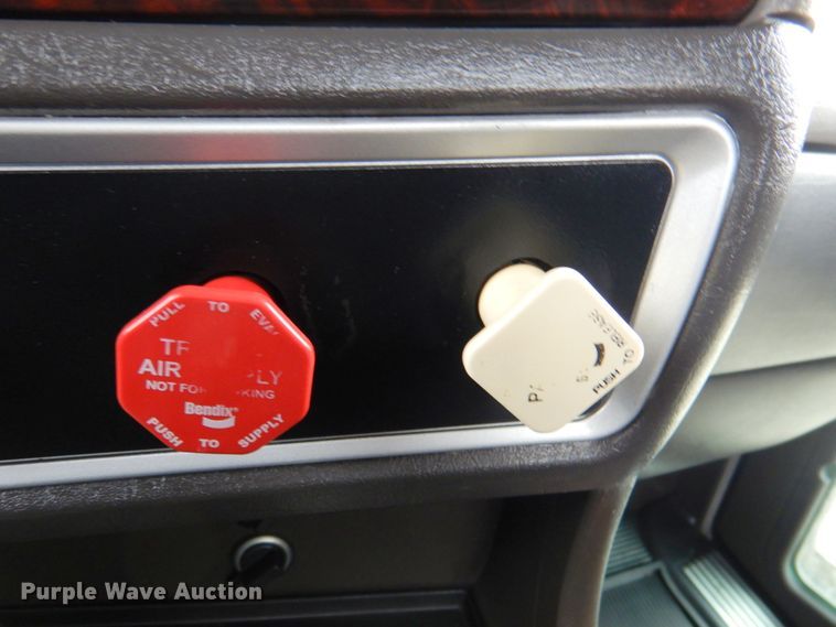 image for item DN2635 2013 Kenworth T800  semi truck