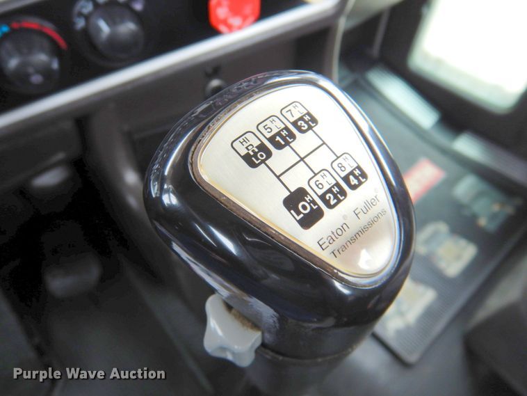 image for item DN2635 2013 Kenworth T800  semi truck