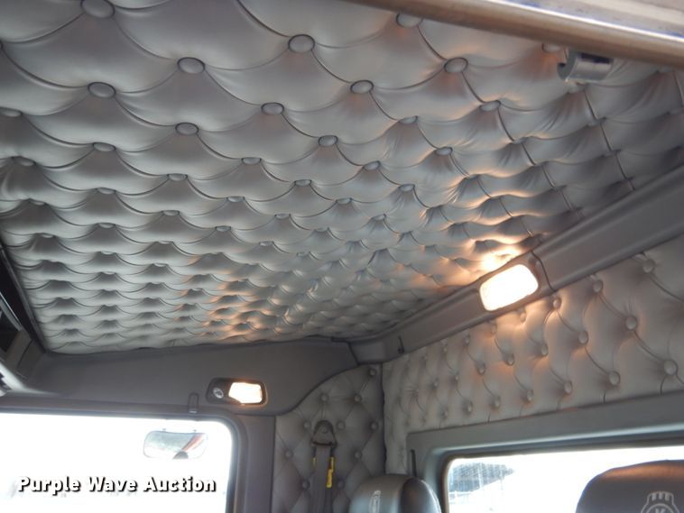 image for item DN2635 2013 Kenworth T800  semi truck