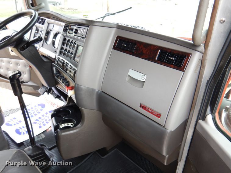 image for item DN2635 2013 Kenworth T800  semi truck