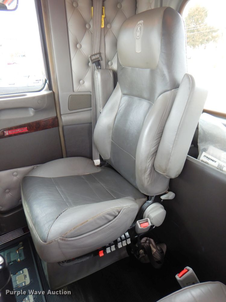 image for item DN2635 2013 Kenworth T800  semi truck