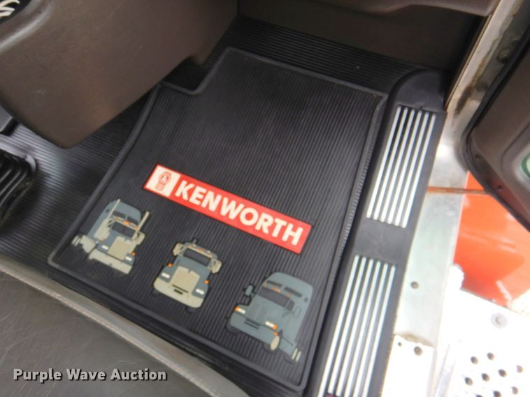 image for item DN2635 2013 Kenworth T800  semi truck