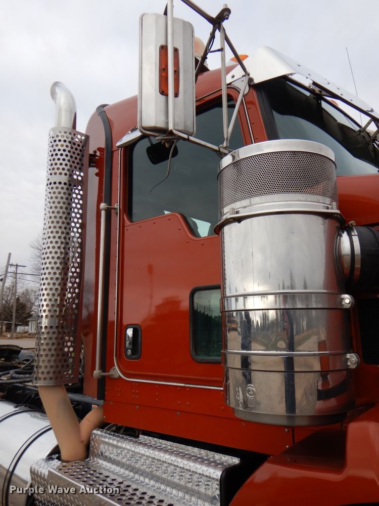 image for item DN2635 2013 Kenworth T800  semi truck