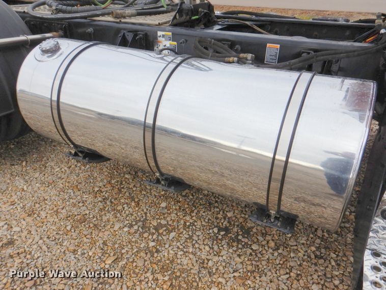 image for item DN2635 2013 Kenworth T800  semi truck