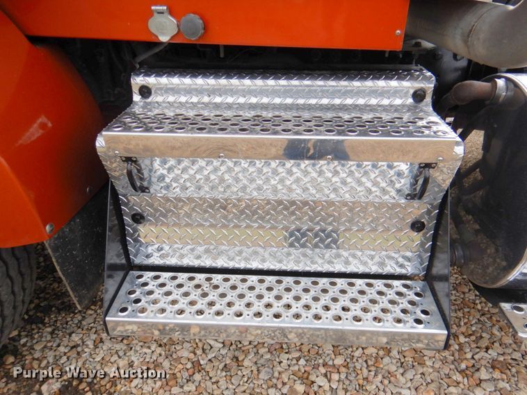 image for item DN2635 2013 Kenworth T800  semi truck