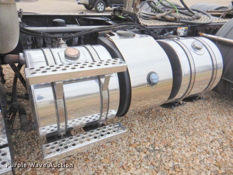 image for item DN2635 2013 Kenworth T800  semi truck