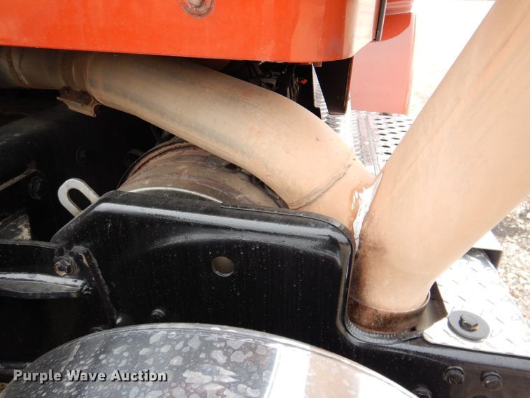 image for item DN2635 2013 Kenworth T800  semi truck