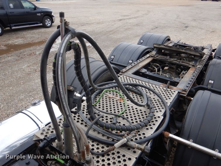 image for item DN2635 2013 Kenworth T800  semi truck