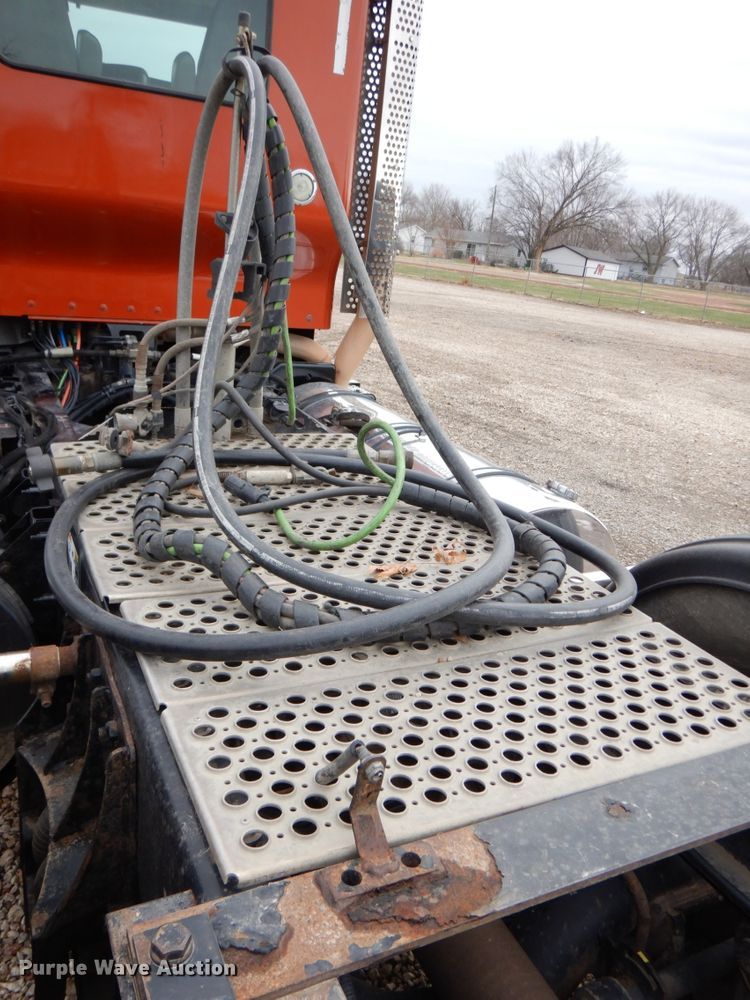 image for item DN2635 2013 Kenworth T800  semi truck