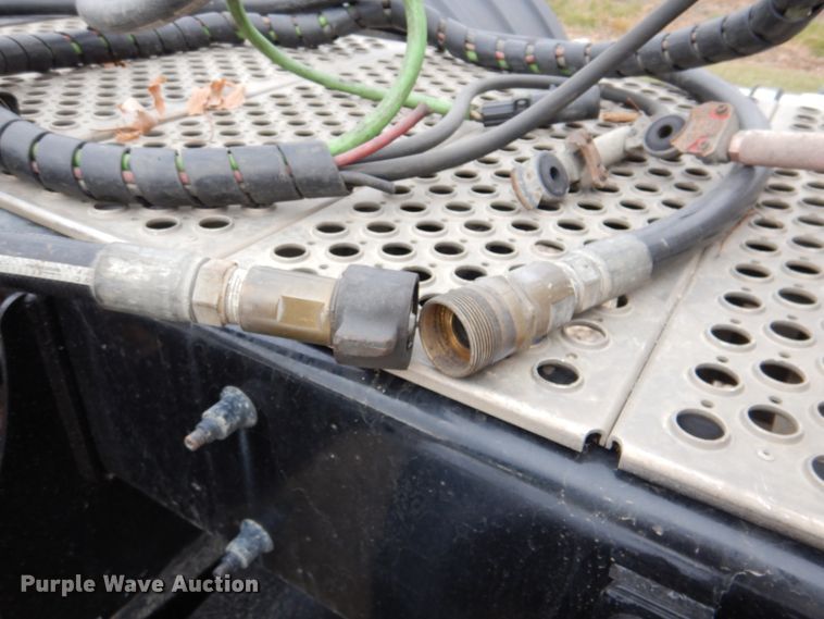 image for item DN2635 2013 Kenworth T800  semi truck