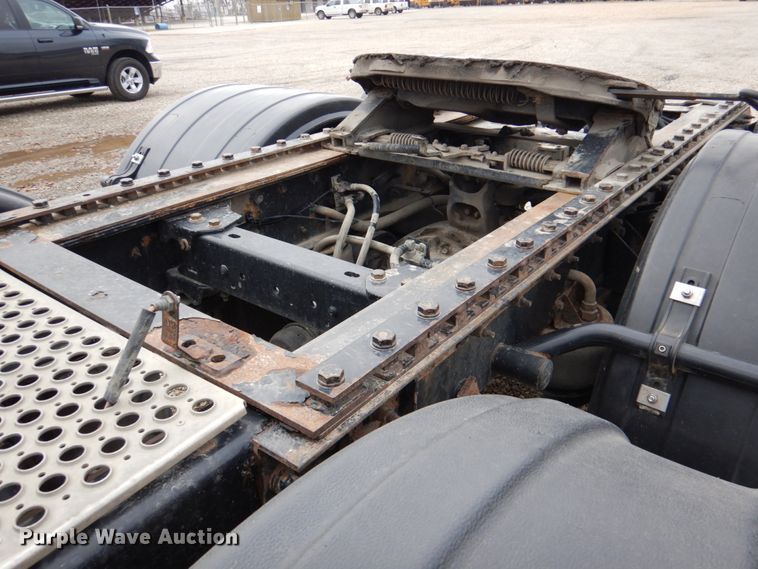 image for item DN2635 2013 Kenworth T800  semi truck