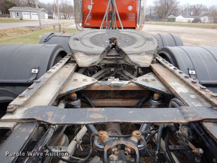 image for item DN2635 2013 Kenworth T800  semi truck