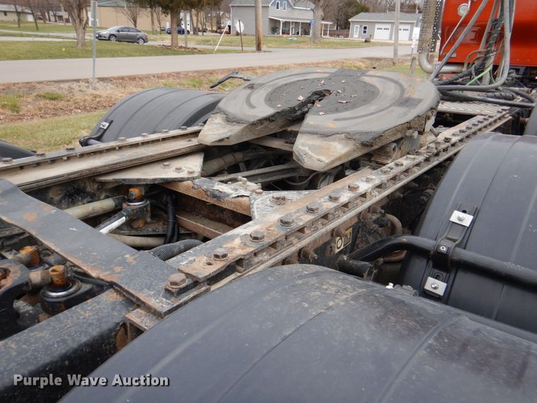 image for item DN2635 2013 Kenworth T800  semi truck