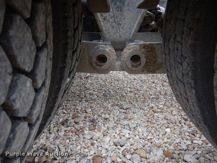 image for item DN2635 2013 Kenworth T800  semi truck