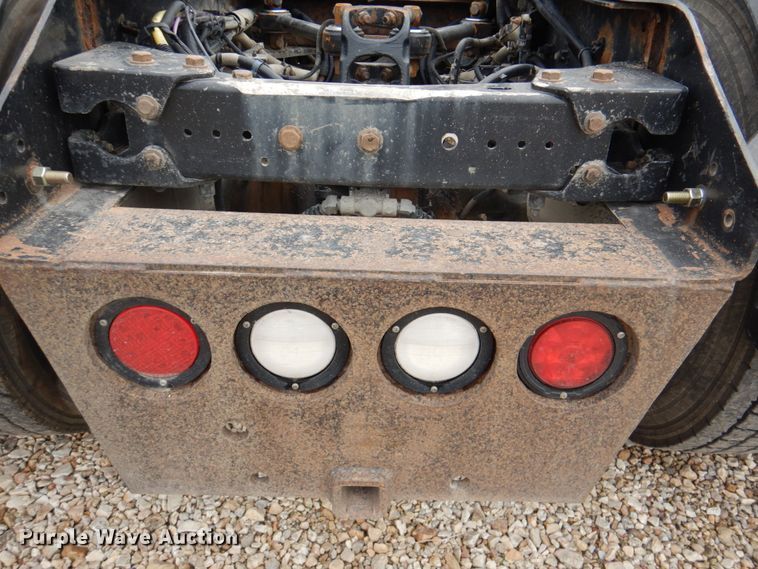 image for item DN2635 2013 Kenworth T800  semi truck