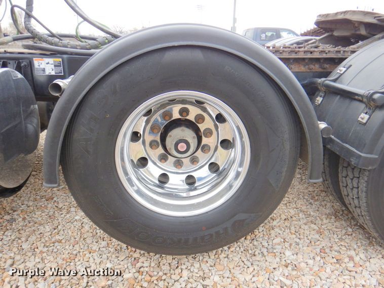 image for item DN2635 2013 Kenworth T800  semi truck