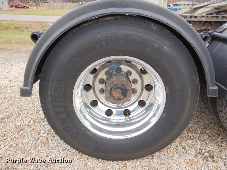 image for item DN2635 2013 Kenworth T800  semi truck