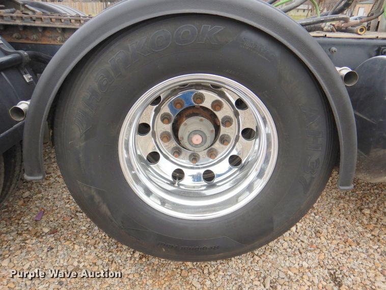 image for item DN2635 2013 Kenworth T800  semi truck