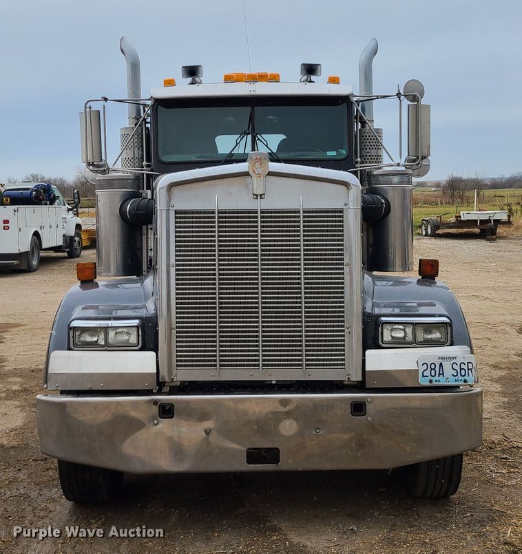 image for item GB9107 1993 Kenworth W900  semi truck