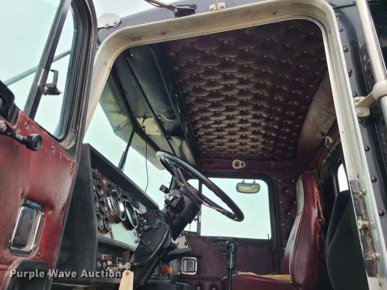 image for item GB9107 1993 Kenworth W900  semi truck