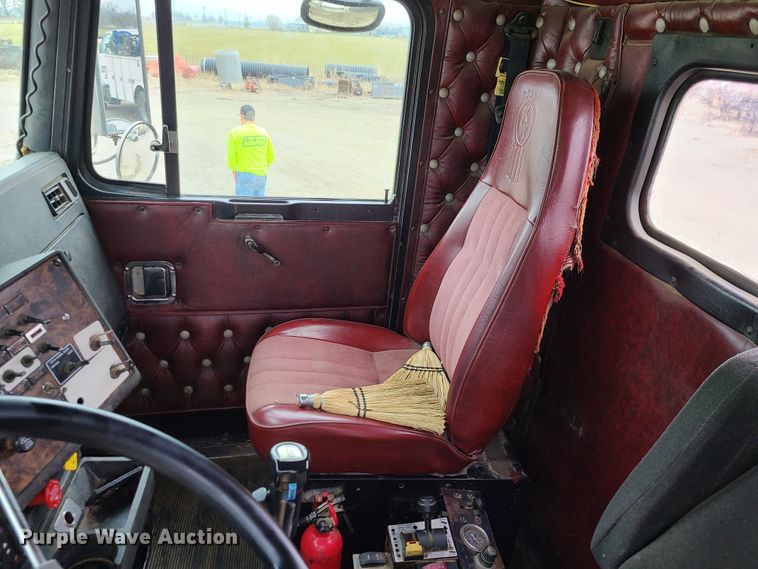 image for item GB9107 1993 Kenworth W900  semi truck