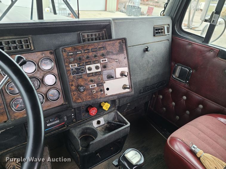 image for item GB9107 1993 Kenworth W900  semi truck