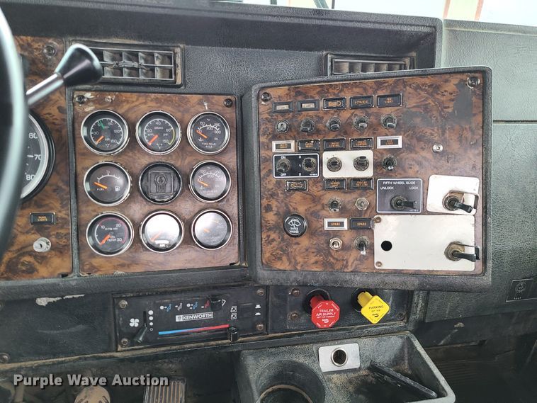 image for item GB9107 1993 Kenworth W900  semi truck