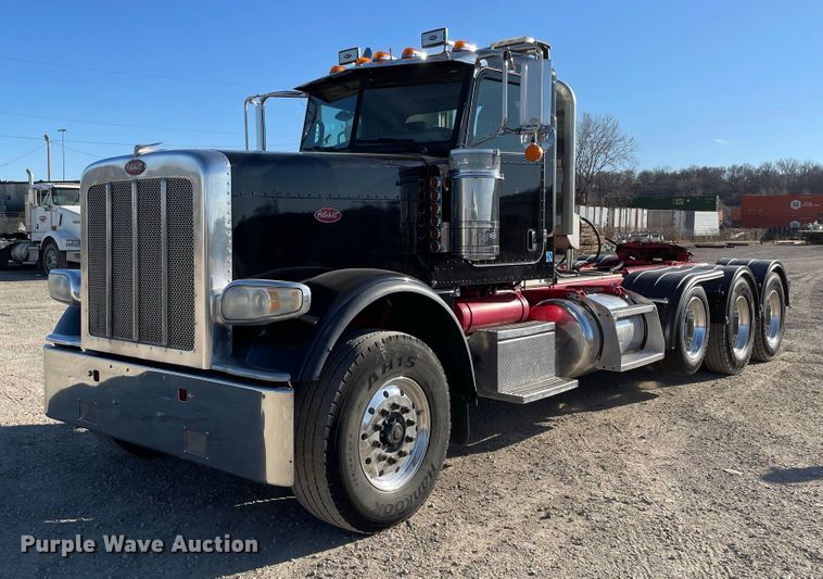 image for item IF9269 2011 Peterbilt 388  semi truck