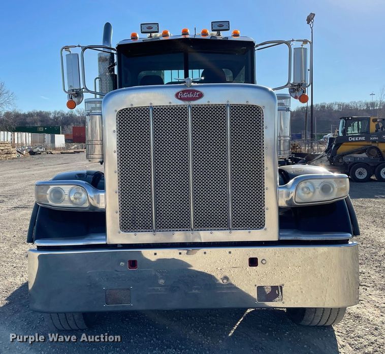 image for item IF9269 2011 Peterbilt 388  semi truck