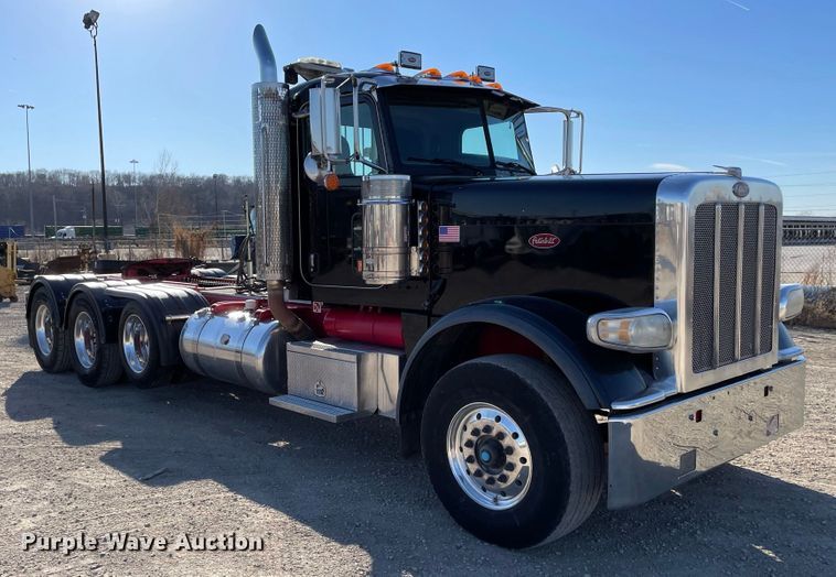 image for item IF9269 2011 Peterbilt 388  semi truck