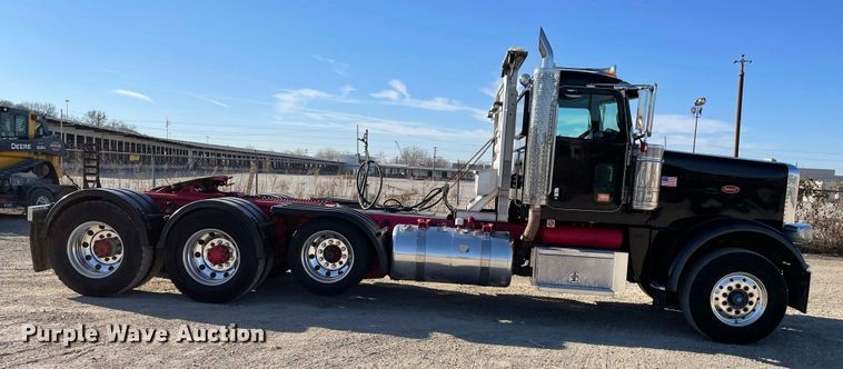 image for item IF9269 2011 Peterbilt 388  semi truck