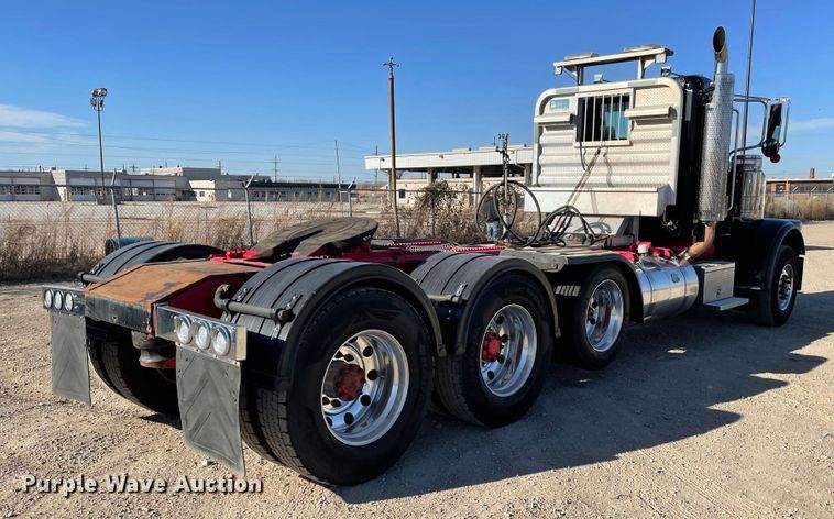 image for item IF9269 2011 Peterbilt 388  semi truck