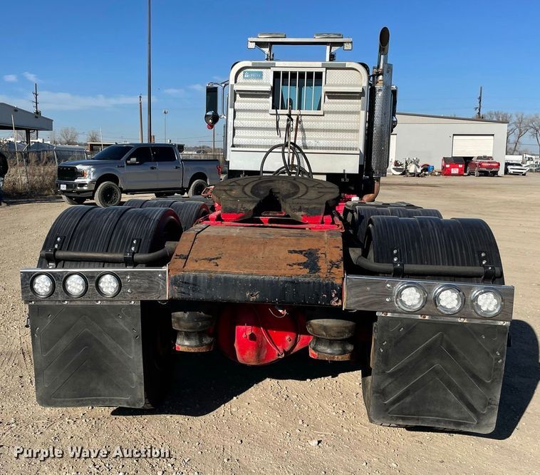 image for item IF9269 2011 Peterbilt 388  semi truck